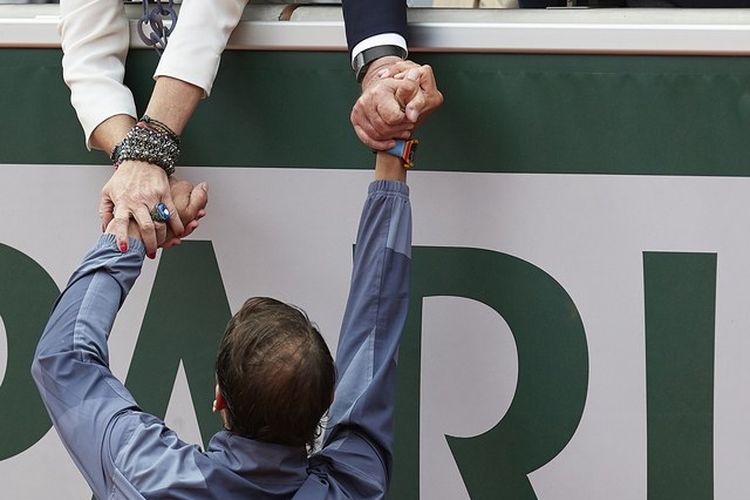 Petenis Rafael Nadal berjabat tangan dengan mantan Raja Spanyol Juan Carlos 