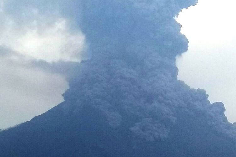 Gunung Sinabung kembali meletus dengan tinggi kolom abu lebih dari 5.000 meter, Jumat (6/4/2018).