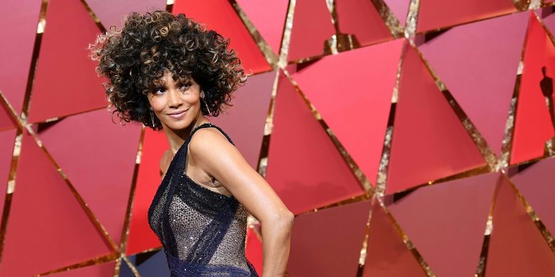 Aktris Halle Berry tiba di karpet merah Academy Awards ke-89 di Hollywood, California, Minggu (26/2/2017).