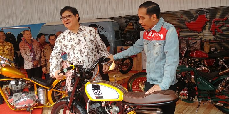 Presiden Joko Widodo melihat motor modifikasi yang dipajang di pameran Indonesia International Motor Show (IIMS) 2018. 