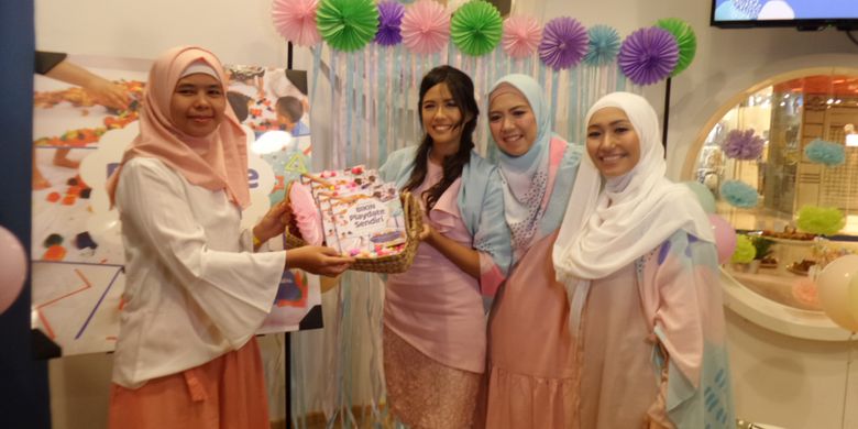 Danesya Mayra Juzar, Dyah Ayu Amallia dan Irna Nurul Fatimah, penulis buku #Buku Mama Bisa: Bikin Playdate Sendiri yang juga penulis pada blog @productivemamas dalam konferensi pers peluncuran bukunya di Pacific Place Mall, Jakarta, Selasa (13/11/2018).