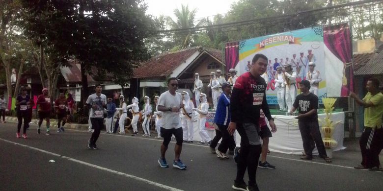 Para pemuda desa Deyangan bikin panggung di simpang tiga tugu pahlawan Deyangan. Simpang tiga itu tempat melintas pelari nomor marathon maupun half marathon di Borobudur Marathon 2018. 