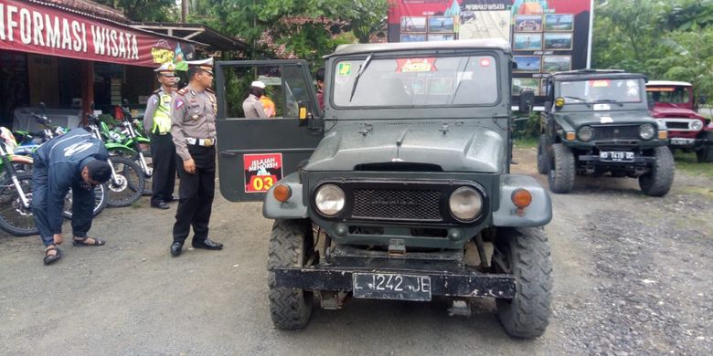 Polisi dari Satuan Lalu Lintas Polres Kulon Progo, DI Yogyakarta memeriksa kelengkapan mobil-mobil jip yang biasanya dipakai untuk melayani wisatawan yang hendak piknik di Bukit Menoreh.