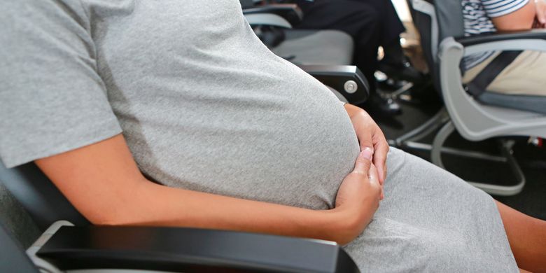 Wanita hamil mudik dengan pesawat.