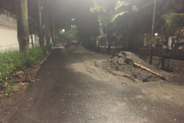 Terdapat tumpukan pasir di ruas jalan menuju arah lokasi kecelakaan Ketua DPR RI Setya Novanto. Tumpukan pasir masih terlihat di jarak sekitar 250-300 meter dari lokasi kecelakaan. 