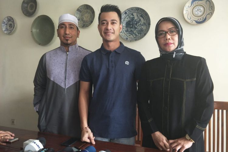 Eza Gionino menggelar jumpa pers didampingi manajer dan guru spiritualnya di restoran Cwie Mie Malang, Depok, Jawa Barat, Rabu (11/7/2018.