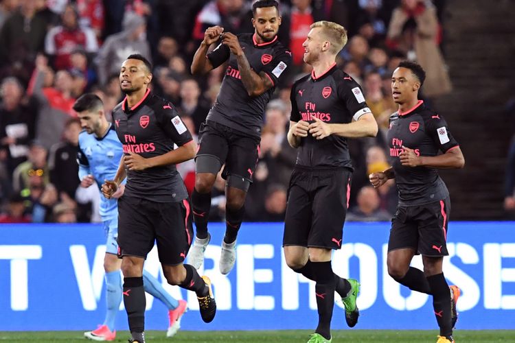 Bek Arsenal Per Mertesacker (2 dari kanan) mendapat sambutan dari rekan setim, Francis Coquelin (2 dari kiri), setelah mencetak gol ke gawang Sydney FC dalam pertandngan pra-musim di Sydney, Kamis (13/7/2017).