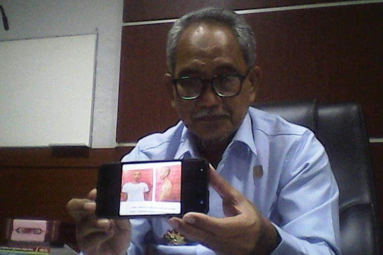 Kepala Devisi Pemasyarakatan (Kadivpas) Kementerian Hukum dan HAM Kantor Wilayah (Kanwil) Sulsel, Jauhar Pardin memperlihatkan foto tahanan kabur dari Rutan Klas 1 Makassar.