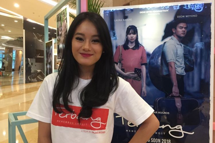 Dinda Hauw menghadiri jumpa pers film Terbang, Menembus Batas di Kuningan City, Jakarta Selatan, Senin (25/9/2017). Film itu disutradarai oleh Fajar Nugros yang mengangkat kisah nyata perjuangan hidup seseorang yang bernama Onggy.