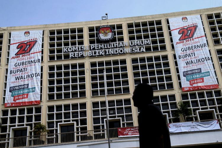Spanduk berukuran besar tentang Pilkada 2018 terpasang di Gedung Komisi Pemilihan Umum, Jakarta, Sabtu (17/6/2017). Pilkada serentak pada 27 Juni 2018 itu akan diselenggarakan di 17 Provinsi, 115 Kabupaten, dan 39 Kota di seluruh Indonesia.

Kompas/Wisnu Widiantoro (NUT)
17-06-2017 *** Local Caption *** Spanduk berukuran besar tentang Pilkada Serentak 2018 terpasang di Gedung Komisi Pemilihan Umum, Jakarta, Sabtu (17/6). Pilkada serentak pada 27 Juni 2018 itu akan diselenggarakan di 17 Provinsi, 115 Kabupaten dan 39 Kota diseluruh Indonesia.

Kompas/Wisnu Widiantoro (NUT)
17-06-2017
