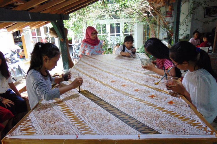 Sejumlah desainer cilik tengah membuat batik di Sanggar Batik Tulis Andhaka, Batu, Jawa Timur, awal Desember 2017. 