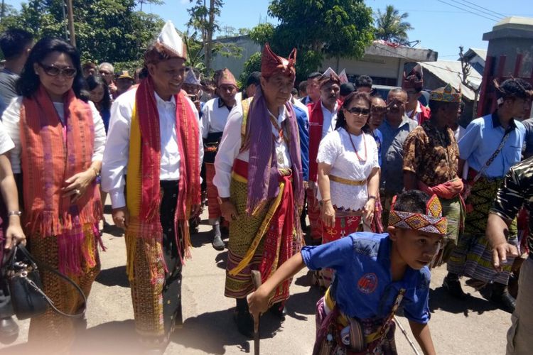 Bakal Calon gubernur Nusa Tenggara Timur (NTT) Benny Kabur Harman, mengenakan pakaian adat Timor Tengah Selatan (TTS), Minggu (11/2/2018)