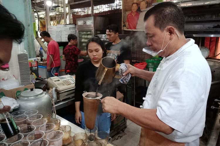 Pemilik Kopi Johny, Johny Poluan saat menyajikan kopi di kedainya di kawasan Kelapa Gading, Jakarta.  