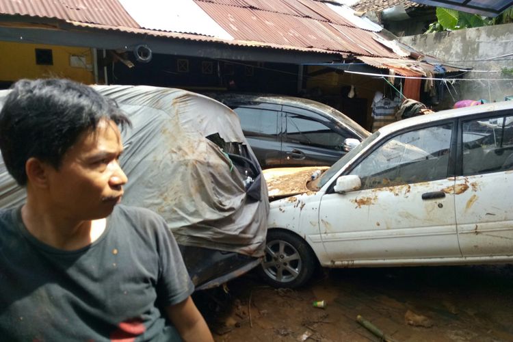 Tumpukan kendaraan yang berdesakan di depan sebuah mes yang juga workshop di gudang furnitur di Jalan AH Nasution, Kelurahan Cicaheum, Kecamatan Kiaracondong, Rabu (21/3/2018). Kendaraan itu tertumpuk setelah terbawa arus banjir bandang yang terjadi Selasa (20/3/2018).