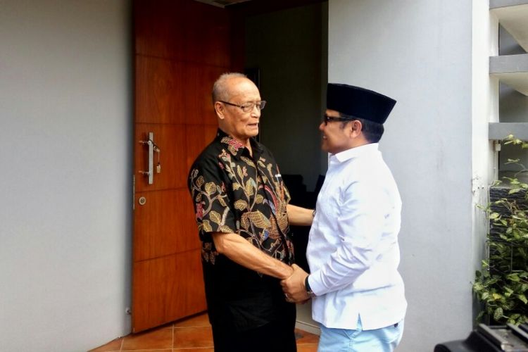 Buya Syafii Maarif saat bersalaman dengan Ketua Umum PKB Muhaimin Iskandar yang berkunjung untuk bersilahturahmi  