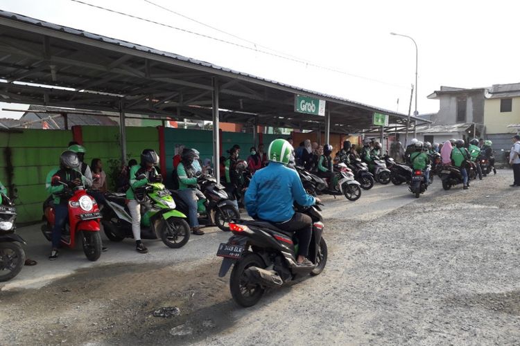 Shelter Ojek Online di Stasiun Depok Baru menjadi wadah bertemunya pengemudi dan penumpang ojek online di sana, Selasa (22/5/2018).