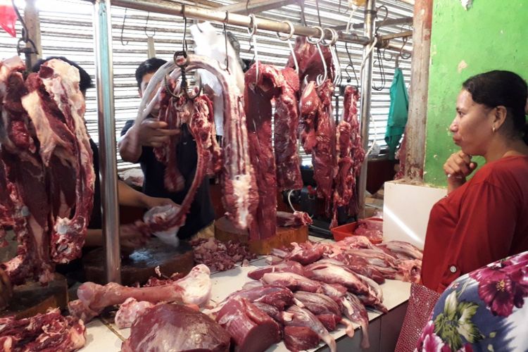 Harga sejumlah bahan pokok termasuk daging sapi di Pasar Sunter Podomoro, Jakarta Utara, terpantau stabil dua minggu jelang Hari Raya Idul Fitri, Senin (4/6/2018).