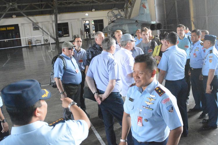 Kadispamsanau Marsma TNI Andi Kustoro bersama tim dan Mr Tsyplakov Yury selaku Deputy Director of The Air Force Departement dari Komsomolkom-on-Amur aircraft plant them sedang meninjau hangar Skadron Udara 14 Lanud Iswahjudi.