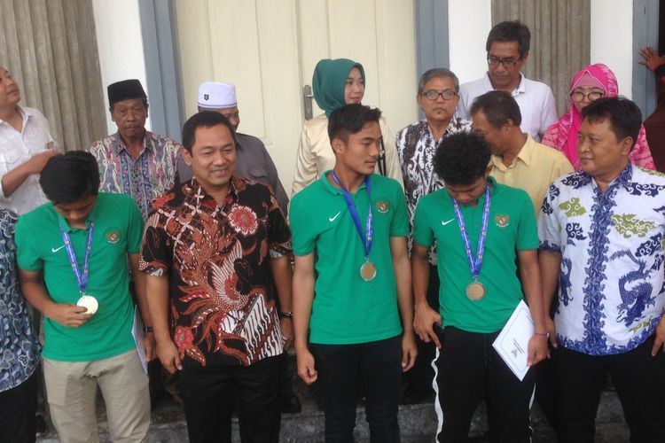Wali Kota Semarang Hendrar Prihadi bersama punggawa timnas U-16 di Balaikota Semarang, Senin (13/8/2018)