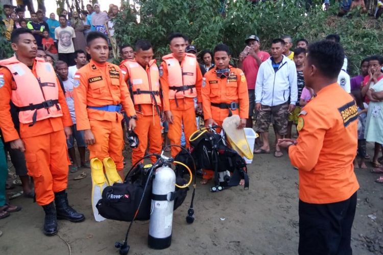 Tim SAR Gorontalo sebelum melakukan pencarian Nune Dadi yang tenggelam di Sungai Bolango