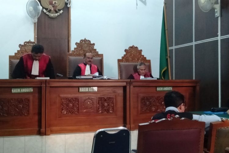 Joko Driyono menangis dalam persidangan di Pengadilan Negeri Jakarta Selatan, Kamis (20/6/2019)
