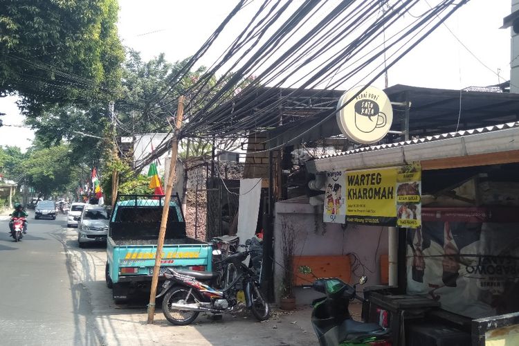 Kabel listrik yang tergantung rendah didepan sebuah rumah makan di kawasan Jalan Kemang Raya III, Jakarta Selatan, Kamis (1/8/2019)