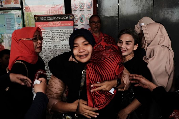 Tiga Emak Pepes Karawang disambut keluarga, kerabat, pengacara, dan Pengurus Partai Gerindra saar menghirup udara bebas setelah menjalani hukuman selama enam bulan di Lapas Kelas IIA Karawang, Sabtu (24/8/2019)