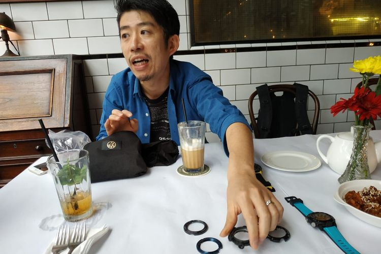 Junichi Izumi memamerkan sejumlah komponen jam tangan G-Shock x Carbon, dalam kesempatan bincang-bincang dengan Kompas.com, di Senayan, Jakarta, Jumat (5/4/2019).