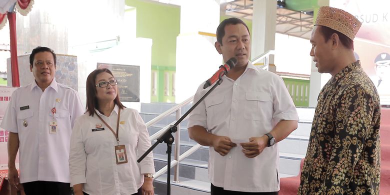  Wali Kota Semarang, Hendrar Prihadi, berbincang bersama warga saat menyambangi wilayah Tambakrejo, Gayamsari, Kota Semarang, Rabu (10/4/2019). 

 