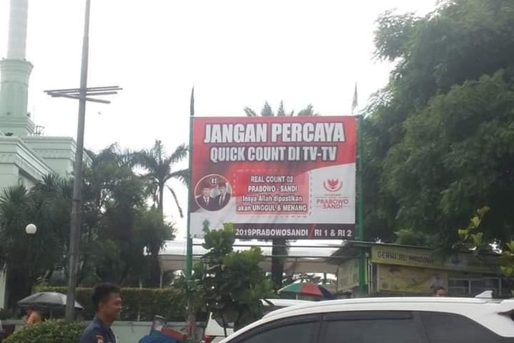 Baliho Jangan Percaya Quick Count Terpasang di Gapura Masjid Almadinah, Ciledug, Tangerang pada Sabtu (20/4/2019)