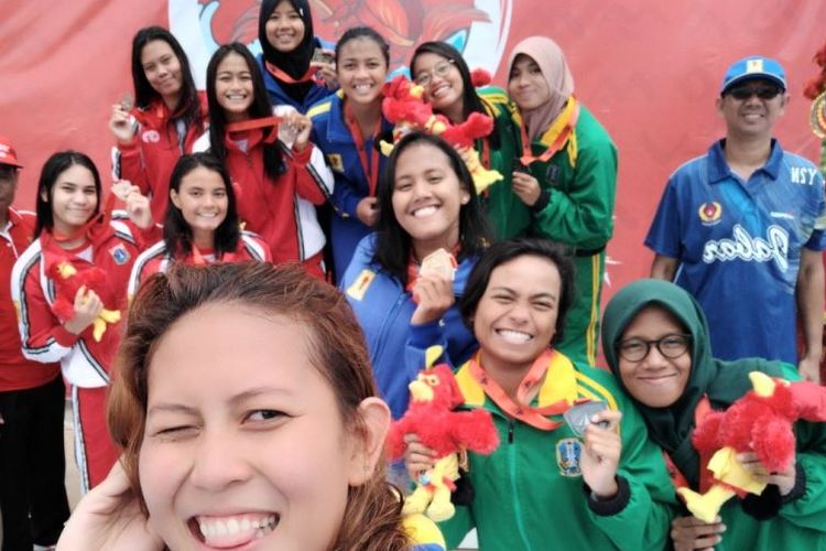 Jawa barat menyapu empat medali emas di hari ketiga pelaksanaan Pomnas 2017 di Makassar, antara lain melalui estyafet 4x100 meter gaya ganti puteri,.