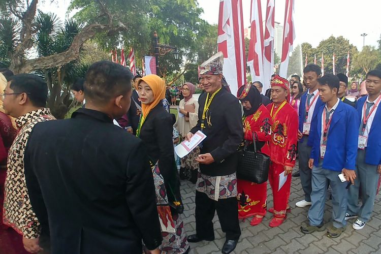 Para tamu menggunakan pakaian adat saat hadir di peringatan HUT RI di Istana, Kamis (17/8/2017).
