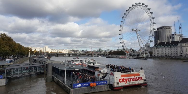 Suasana di Westminster Pier, tempat para peserta cruise tour berangkat untuk menyusuri Sungai Thames di London, Inggris, Minggu (5/11/2017). Tampak London Eye, ikon London, di seberangnya.