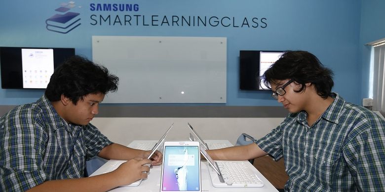 Siswa SMA Pangudi Luhur Jakarta sedang mencoba Samsung Smart Learning Class pada Selasa(20/3/2018).