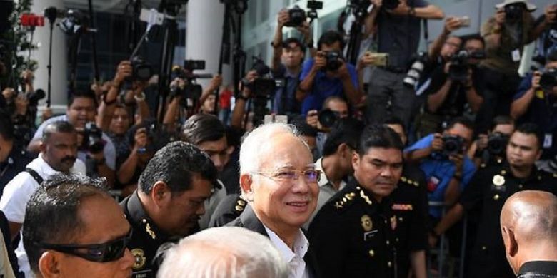 Mantan Perdana Menteri Malaysia Najib Razak ketika tiba di markas Komisi Anti-korupsi Malaysia (MACC) Kamis (24/5/2018).