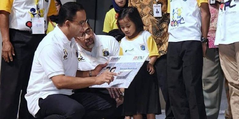 Gubernur DKI Jakarta Anies Baswedan sedang bercengkrama dengan anak-anak 