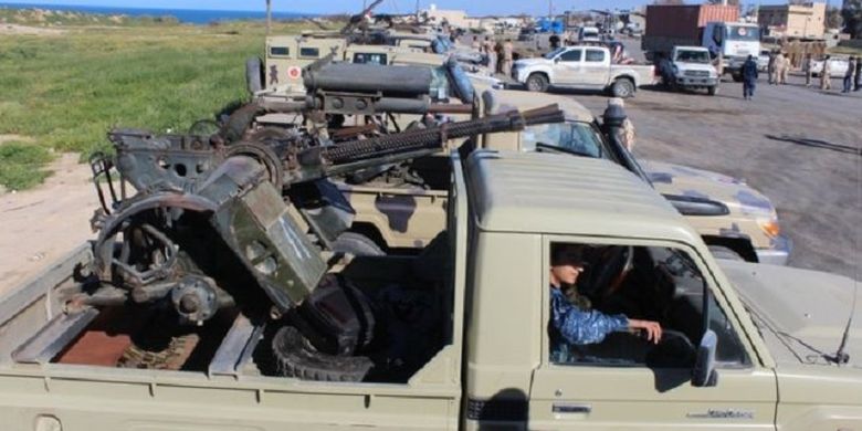 Seorang tentara asal Misrata menunggu di mobil yang membawa senapan mesin jelang pertempuran melawan pasukan pemberontak Libya di bawah pimpinan Jenderal Khalifa Haftar.
