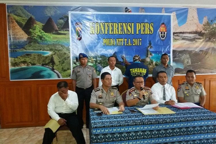 Direktur Polair Polda NTT Kombes Budi Santoso (tengah) dan Kabid Humas Polda NTT AKBP Jules Abraham Abast (kedua dari kiri) bersama pejabat Direktorat Polair lainnya menggelar konferensi pers bersama sejumlah wartawan di Markas Polda NTT, Rabu (19/4/2017)