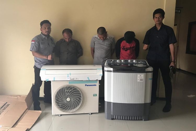 Dua pelaku pencurian di rumah dinas wakil bupati Kabupaten Kaur, Bengkulu diamankan polisi, Rabu (9/1/2019)