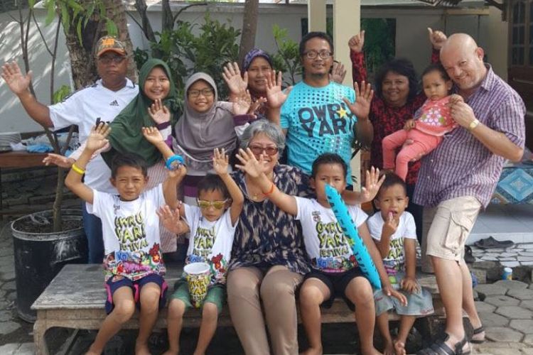 Pertemuan Nyonya Inke Zweyrs  dan Robert Karijokromo dengan keluarga mereka di Nganjuk, Jawa Timur.