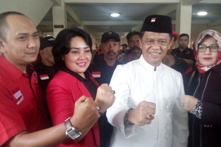 Bakal calon wakil gubernur Jawa Barat Anton Charliyan bersama jajaran pengurus DPC PDIP Kabupaten Garut di Hotel Agusta, Cipanas (21/1/2018)