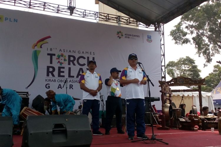 Bupati Garut Rudy Gunawan saat memberikan sambutan penerimaan obor api Asian games di Alun-Alun Garut, Minggu (12/8/2018)