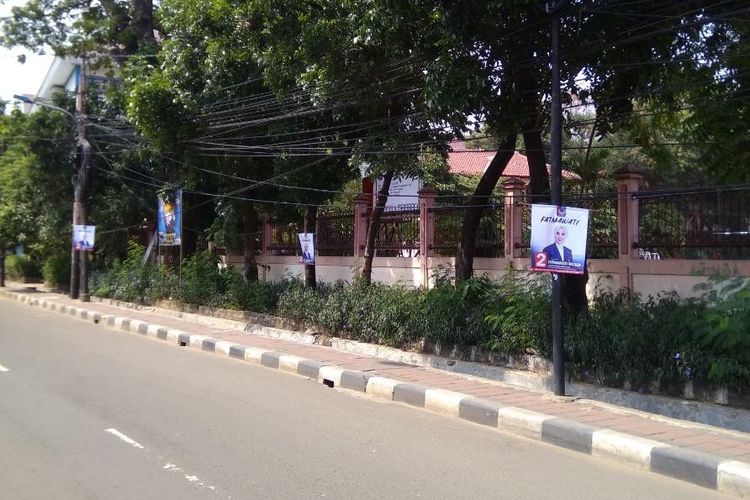 Pelanggaran alat peraga kampanye (APK) yang terpasang di pohon-pohon hasil temuan Bawaslu Kota Jakarta Barat.