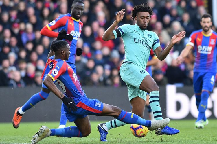 Aaron Wan-Bissaka mencoba menahan laju Alex Iwobi pada laga Crystal Palace vs Arsenal dalam lanjutan Liga Inggris di Selhurst Park, 28 Oktober 2018. 