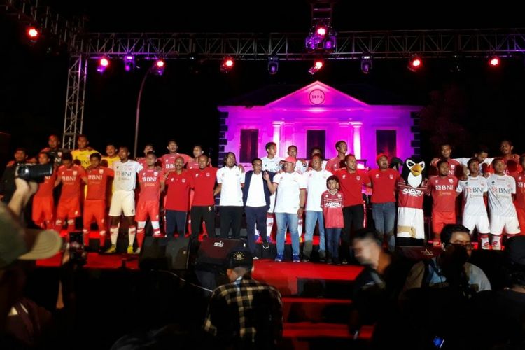 Pemain Persis Solo dan jersey baru dilaunching di kawasan Pura Mangkunegaran Solo, Jawa Tengah, Minggu (15/4/2018) malam.