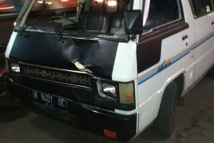 Sebuah mobil Mitsubishi Station pembawa rombongan silaturahmi menghantam seorang siswi SD hingga tewas di Pasar Desa Selokerto Kecamatan Sempor, Kebumen, Jawa Tengah, Minggu (27/8/2017) sore. 