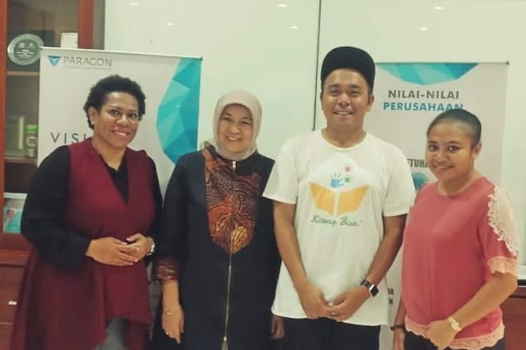 CEO Kitong Bisa Billy Mambrasar dan CEO Wardah Nurhayati Subakat menandatangani kerja sama pelatihan bisnis untuk perempuan Papua di Kantor Pusat Wardah, Jakarta (29/5/2019) 