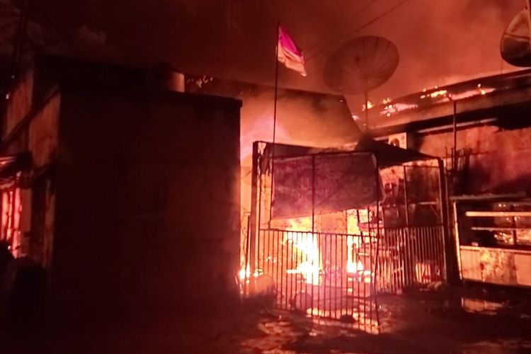 Merah Putih berdiri tegak di tengah kobaran api, saat massa pengunjuk rasa demo Jayapura melakukan anarkis dan membakar ruko-ruko. 