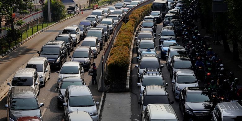 Sejumlah kendaraan terjebak kemacetan di jalan HR Rasuna Said, Kuningan, Jakarta Selatan, Selasa (25/7/2017). Direktorat Lalu Lintas Polda Metro Jaya memberlakukan rekayasa lalu lintas untuk mempercepat pengerjaan proyek pembangunan underpass Mampang-Kuningan.