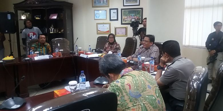 Wakil Ketua Ombudsman Ninik Rahayu dan Adrianus Meliala bersama perwakilan institusi terkait di Gedung Ombudsman RI, Kuningan, Jakarta Selatan, Jumat (29/12/2017).